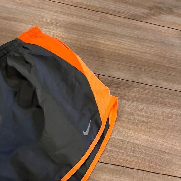 Nike Grey Athletic Workout Shorts Women XL Bin D-24 - Picture 2 of 4